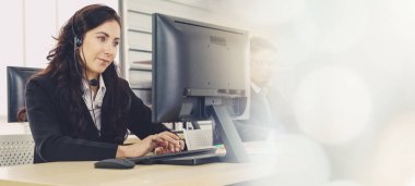 Ofiste çalışan, kulaklık takan iş adamları daha geniş görüşlü.