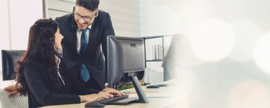 Ofiste çalışan, kulaklık takan iş adamları daha geniş görüşlü.