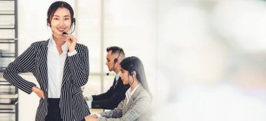 Ofiste çalışan, kulaklık takan iş adamları daha geniş görüşlü.