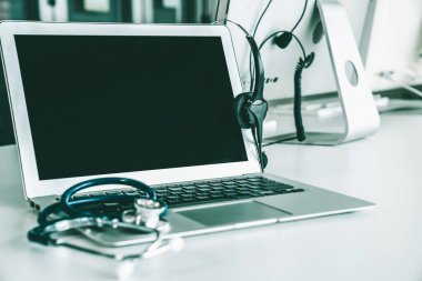 Klinikteki kulaklık ve doktor ekipmanları hasta için aktif destek için hazır.