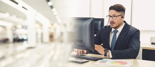 Gente de negocios con auriculares trabajando en la oficina ampliar vista — Foto de Stock