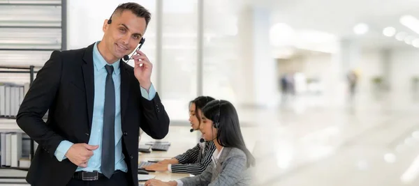 Zakenmensen die een headset dragen en op kantoor werken, verbreden het zicht — Stockfoto