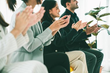 İş kadını, iş projesinde yeterlilikle yer alırsa ekipten kutlamalar aldı