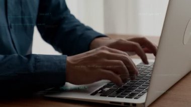 Bilgisayar programcısı programlama kodu geliştirmek için yetenekli dizüstü bilgisayar kullanır