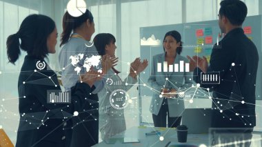 Şirket personeli toplantısındaki iş adamları imrendirici grafikle