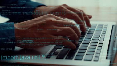 Bilgisayar programcısı programlama kodu geliştirmek için yetenekli dizüstü bilgisayar kullanır