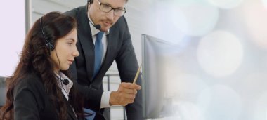 Ofiste çalışan, kulaklık takan iş adamları daha geniş görüşlü.