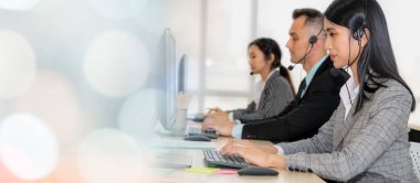 Ofiste çalışan, kulaklık takan iş adamları daha geniş görüşlü.