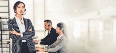 Ofiste çalışan, kulaklık takan iş adamları daha geniş görüşlü.