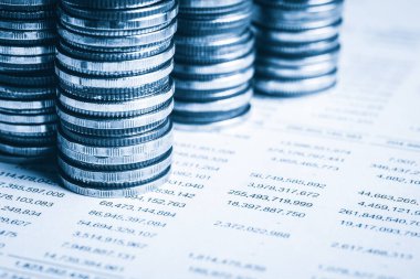 Biriktirmek için hazine mevduat hesabına yığılmış altın paralar.