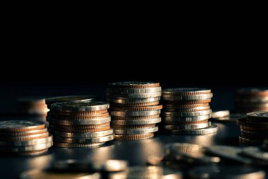 Biriktirmek için hazine mevduat hesabına yığılmış altın paralar.