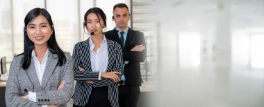 Ofiste çalışan, kulaklık takan iş adamları daha geniş görüşlü.