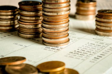 Biriktirmek için hazine mevduat hesabına yığılmış altın paralar.