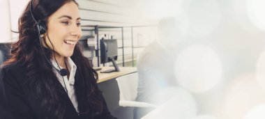 Ofiste çalışan, kulaklık takan iş adamları daha geniş görüşlü.