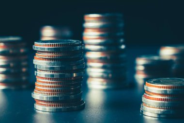 Biriktirmek için hazine mevduat hesabına yığılmış altın paralar.