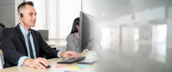 Empresários que usam fone de ouvido trabalhando no escritório ampliam a visão — Fotografia de Stock