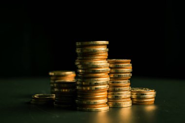 Biriktirmek için hazine mevduat hesabına yığılmış altın paralar.
