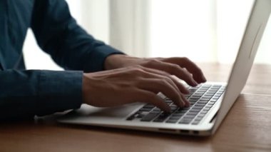 İşadamı ofis masasındaki bilgisayarda çalışıyor. Yakın çekim.
