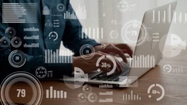 İş adamı iş veri analizini analiz etmek için yetenekli dizüstü bilgisayar kullanır