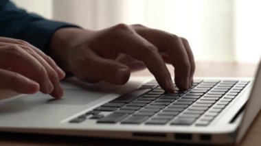 İşadamı ofis masasındaki bilgisayarda çalışıyor. Yakın çekim.