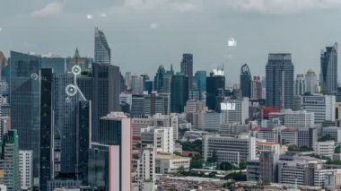 İş verisi analitik arayüzü, geleceği gösteren akıllı şehir üzerinde uçar