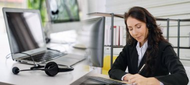 Ofiste çalışan, kulaklık takan iş adamları daha geniş görüşlü.