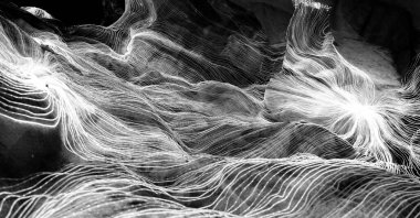 Ağ noktaları ve koyu arkaplanı birbirine bağlayan dijital dokuma çizgilerinin soyut dalgası