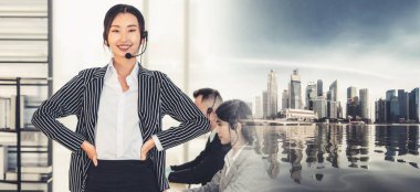 Ofiste çalışan, kulaklık takan iş adamları daha geniş görüşlü.