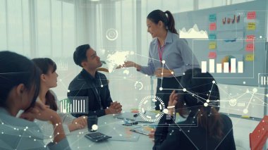 Şirket personeli toplantısındaki iş adamları imrendirici grafikle