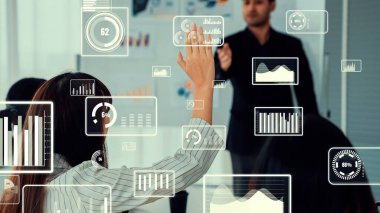 Şirket personeli toplantısındaki iş adamları imrendirici grafikle