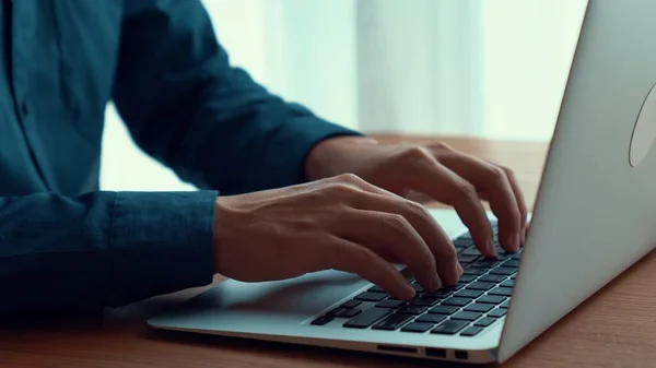 Uomo d'affari mano lavora su computer portatile in grado al tavolo dell'ufficio primo piano colpo — Foto Stock