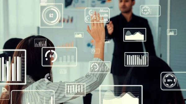 Şirket personeli toplantısındaki iş adamları imrendirici grafikle