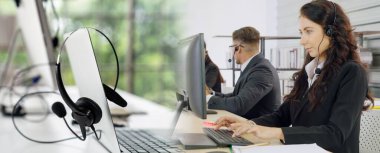 Ofiste çalışan, kulaklık takan iş adamları daha geniş görüşlü.