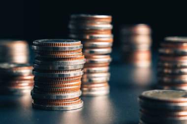 Biriktirmek için hazine mevduat hesabına yığılmış altın paralar.