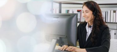 Ofiste çalışan, kulaklık takan iş adamları daha geniş görüşlü.