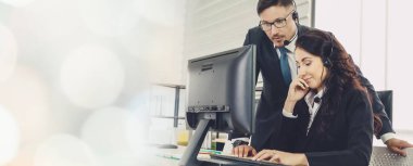 Ofiste çalışan, kulaklık takan iş adamları daha geniş görüşlü.