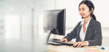 Ofiste çalışan, kulaklık takan iş adamları daha geniş görüşlü.