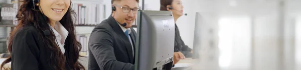 Call center o agente di assistenza clienti in un'ampia visualizzazione banner panoramico — Foto Stock