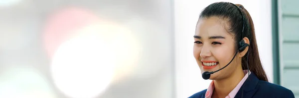 Geschäftsleute mit Headset arbeiten im Büro im erweiterten Blickfeld — Stockfoto