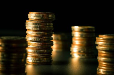 Biriktirmek için hazine mevduat hesabına yığılmış altın paralar.