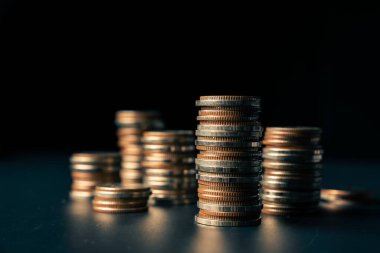 Biriktirmek için hazine mevduat hesabına yığılmış altın paralar.