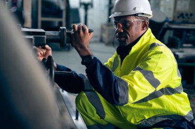 Fabrika işçisi veya mühendisi usta imalat atölyesinde makine işi yapıyor