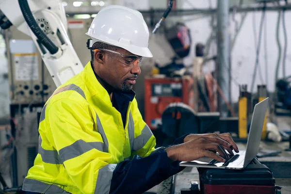Pracownik fabryki pracujący z laptopem do zrobienia listy kontrolnej procedury — Zdjęcie stockowe