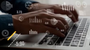 İş adamı iş veri analizini analiz etmek için yetenekli dizüstü bilgisayar kullanır