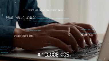 Bilgisayar programcısı programlama kodu geliştirmek için yetenekli dizüstü bilgisayar kullanır