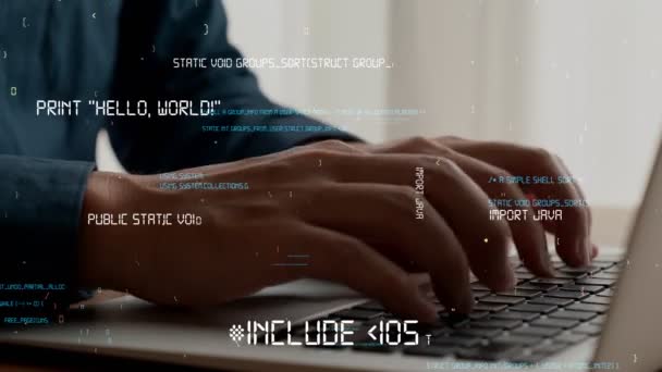 Programador de computador usa computador portátil capaz para desenvolver código de programação — Vídeo de Stock