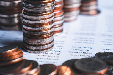 Biriktirmek için hazine mevduat hesabına yığılmış altın paralar.