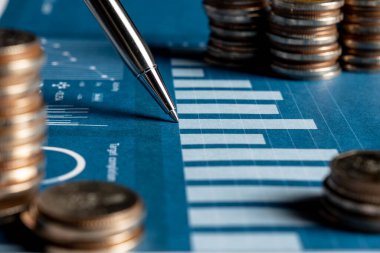 Biriktirmek için hazine mevduat hesabına yığılmış altın paralar.