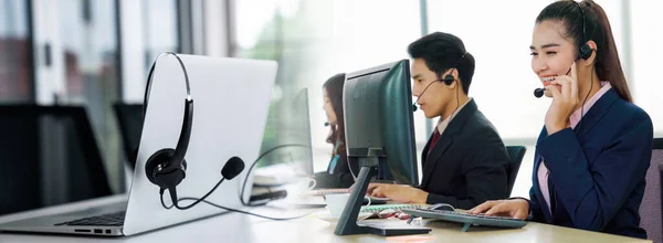 Geschäftsleute mit Headset arbeiten im Büro im erweiterten Blickfeld — Stockfoto