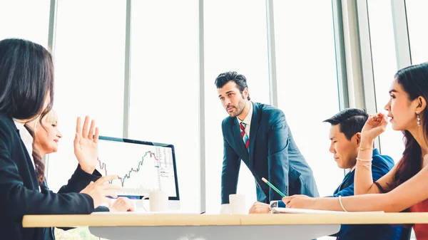 Analys av börsuppgifter med hjälp av genial datorprogramvara — Stockfoto